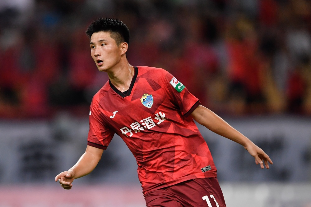 黑马球队表现出色，击败实力强劲对手