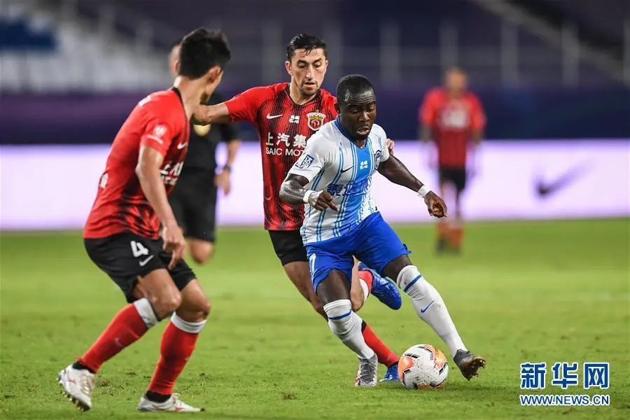 包含重庆当代力帆逼平天津泰达，争夺欧战资格的词条