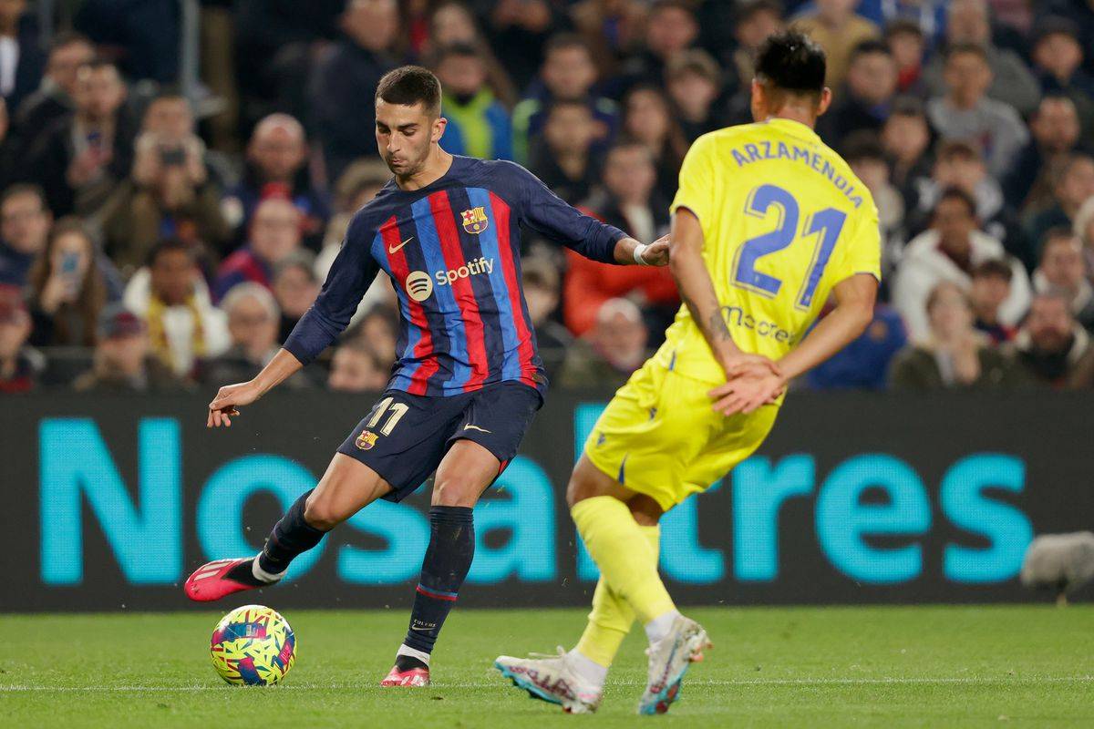 包含摩纳哥客场逆转巴里，小组出线形势艰难的词条