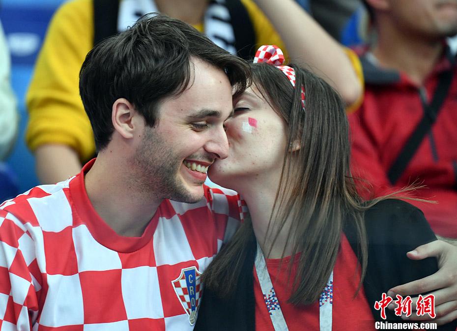 包含摩纳哥客场逆转巴里，小组出线形势艰难的词条