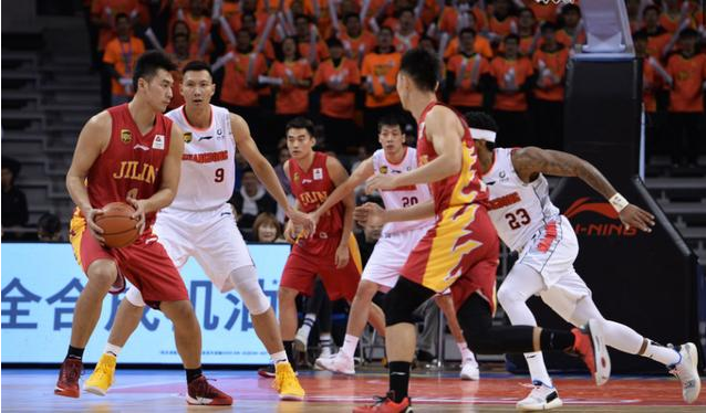 江苏男篮在主场对战福建队，志在取胜