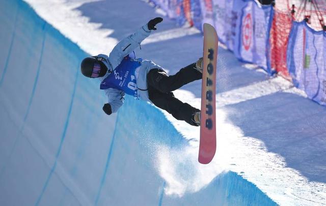 包含运动员们在场上展现出色的比赛技巧，令人赞叹不已的词条